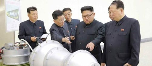 Il leader nord coreano mentre ispezione la prima bomba all'idrogeno del suo regime
