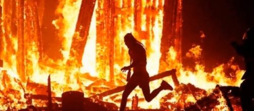 Man dies after running into fire at burning man festival [Image via YouTube: Breaking News]