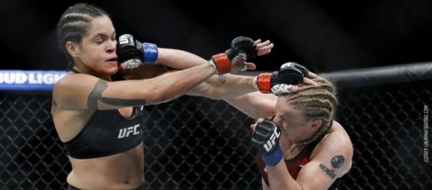 Amanda retuvo el título gallo en una decisión apretada. MMA Fighting.com. Amanda retuvo el título gallo en una decisión apretada. MMA Fighting.com.