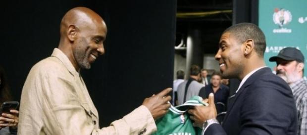 Kyrie Irving con su padre en la conferencia de prensa. Kyrie Irving con su padre en la conferencia de prensa.