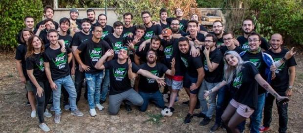 Les 30 streamers du Z Event prennent la pose pour une photo souvenir collective Les 30 streamers du Z Event prennent la pose pour une photo souvenir collective