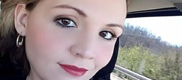 Mulher é presa por enviar fotos indecentes para menores de idade Mulher é presa por enviar fotos indecentes para menores de idade