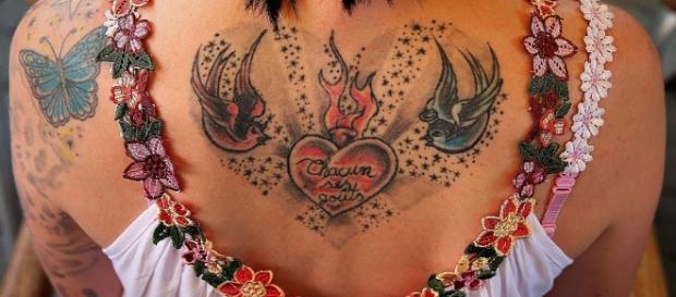 Na hora de escolher o tatuador, é importante verificar a composição das cores Na hora de escolher o tatuador, é importante verificar a composição das cores