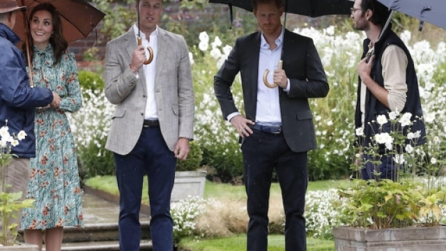 Kate Middleton in compagnia del marito William e del cognato Harry alla commemorazione della scomparsa di Lady D
