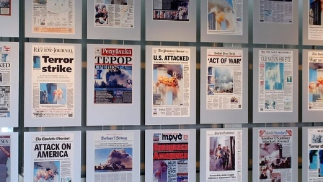 Varie prime pagine nel mondo che annunciarono l'evento