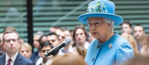 Queen Elizabeth making a speech / Photo via UK Home Office, Wikimedia