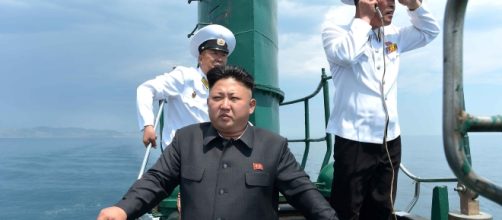Kim Jong Un su un sottomarino nordcoreano classe Romeo in una foto del 2014 (foto KCNA)