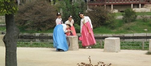 Tourists at Gyeongbokgung Palace in Seoul, South Korea (Credit – G41m8 – wikimediacommons)
