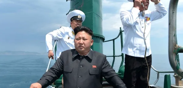 Kim Jong Un su un sottomarino nordcoreano classe Romeo in una foto del 2014 (foto KCNA)