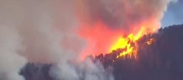 Eagle Creek Fire threatens Multnomah Falls, fire crosses into Washington state - youtube screen capture / Sky 8 News Eagle Creek Fire threatens Multnomah Falls, fire crosses into Washington state - youtube screen capture / Sky 8 News