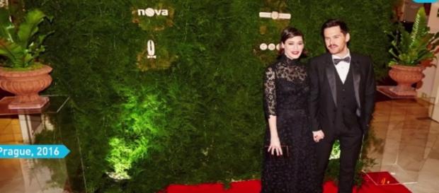 Lizzy Caplan marries Tom Riley. YouTube/WochitEt. Lizzy Caplan marries Tom Riley. YouTube/WochitEt.