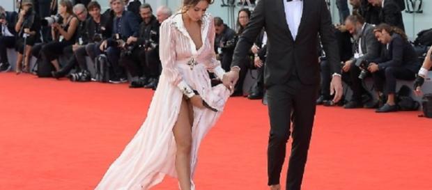 Sonia Lorenzini e l'abito dallo spacco vertiginoso a Venezia Sonia Lorenzini e l'abito dallo spacco vertiginoso a Venezia