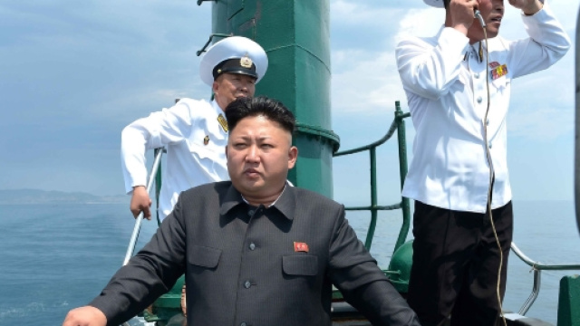 Kim Jong Un su un sottomarino nordcoreano classe Romeo in una foto del 2014 (foto KCNA)