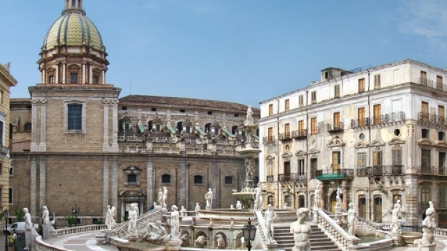 Palermo: piazza Pretoria o "della Vergogna"