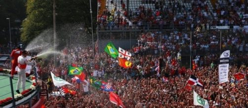 La consueta "marea rossa" sotto il podio del gran premio di Monza - ilgiornaledigitale.it