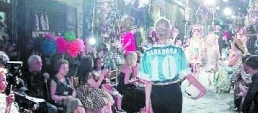 Per la maglia 10 con la scritta 'Maradona' comparsa in una sfilata di Dolce e Gabbana a Napoli, al via un'azione giudiziaria dell'ex pibe de oro.