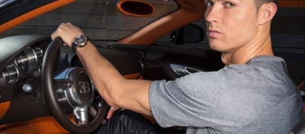 Cristiano Ronaldo y su nueva adquisición Cristiano Ronaldo y su nueva adquisición