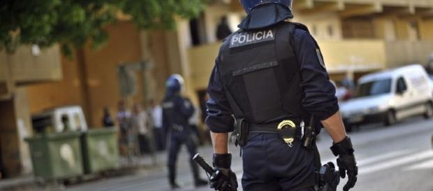 Foram os agentes do Corpo de Intervenção que conseguiram neutralizar o homem ameaçador com facas Foram os agentes do Corpo de Intervenção que conseguiram neutralizar o homem ameaçador com facas