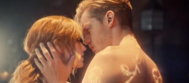 Jace and Clary in "Shadowhunters." (Photo:YouTube/Dyslexautistica) Jace and Clary in "Shadowhunters." (Photo:YouTube/Dyslexautistica)