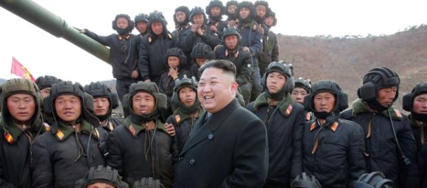 Kim Jong Un circondato da militari (foto KCNA) Kim Jong Un circondato da militari (foto KCNA)