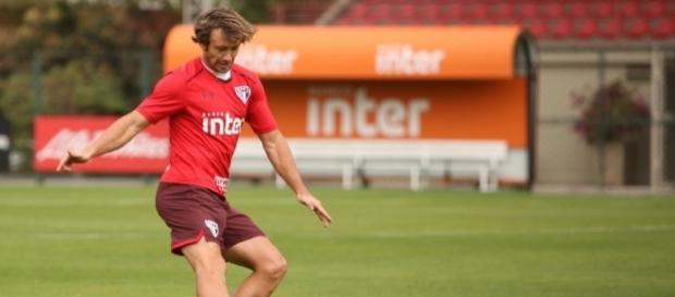 Lugano é um dos jogadores cujo contrato termina no final do ano Lugano é um dos jogadores cujo contrato termina no final do ano