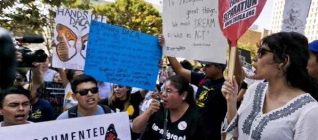 Trump met fin au programme protégeant 800 000 jeunes sans-papiers Trump met fin au programme protégeant 800 000 jeunes sans-papiers