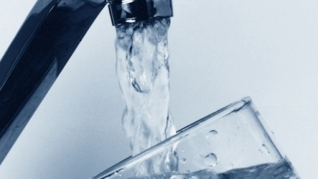 Acqua del rubinetto contaminata da fibre di plastica in tutto il mondo - Credits: USEPA