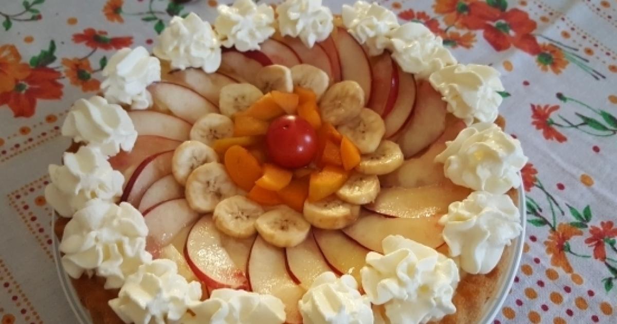 Pan di spagna alla crema guarnito con la frutta