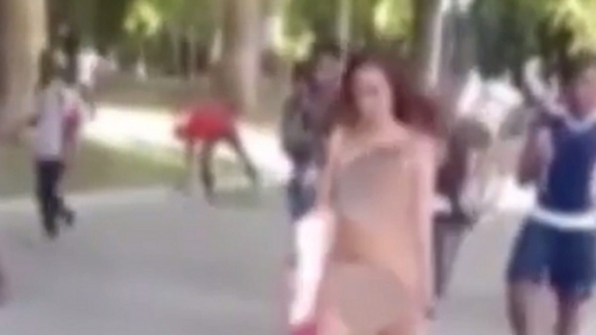 Passeggiava senza veli a Bologna, il video sbanca sui tabloid inglesi