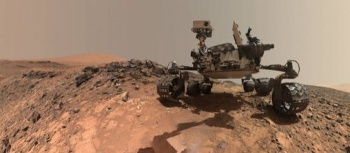 Il rover della Nasa Curiosity alle prese con il suolo marziano