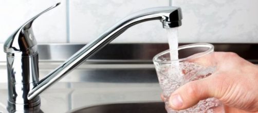 L'acqua del rubinetto contiene fibre di plastica