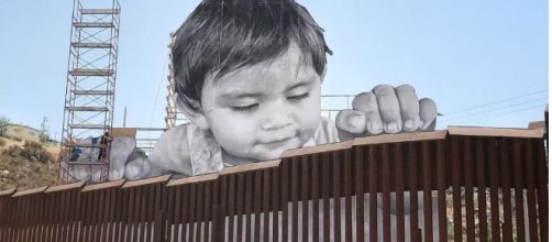L'opera dell'artista JR alla frontiera tra Messico e Usa