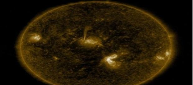 Além da monstruosa explosão solar, Terra pode ser atingida por ejeção de massa coronal (NASA/SDO) Além da monstruosa explosão solar, Terra pode ser atingida por ejeção de massa coronal (NASA/SDO)