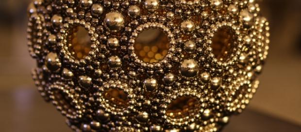 Il Buckminsterfullerene è il materiale più costoso al mondo Il Buckminsterfullerene è il materiale più costoso al mondo