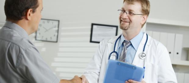 Doctor greeting patient (Hanginthere flickr) Doctor greeting patient (Hanginthere flickr)