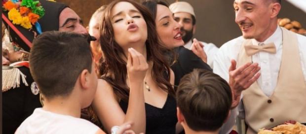 L'attrice Emilia Clarke nello spot di The One, il nuovo profumo di D&G L'attrice Emilia Clarke nello spot di The One, il nuovo profumo di D&G