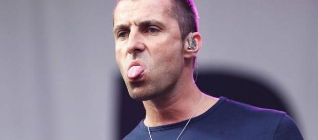 Liam Gallagher non risparmia un colpo nei confronti del fratello - nme.com Liam Gallagher non risparmia un colpo nei confronti del fratello - nme.com