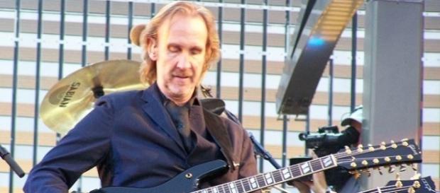 Mike Rutherford durante un concerto dei Genesis Mike Rutherford durante un concerto dei Genesis