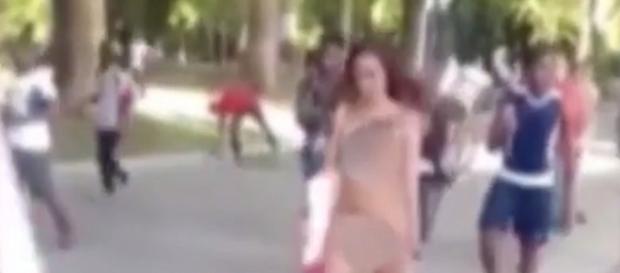 Passeggiava nuda a Bologna: giovane multata Passeggiava nuda a Bologna: giovane multata