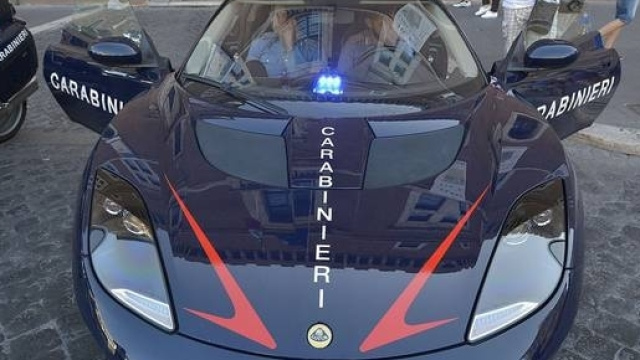 Accusa choc di 2 ventenni americane: a Firenze caricate a bordo di una gazzella dei carabinieri e violentate.