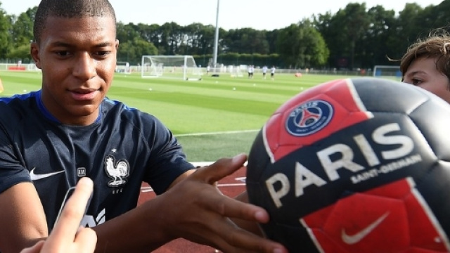 Mercato : Kylian Mbappé signe officiellement au PSG - rtl.fr