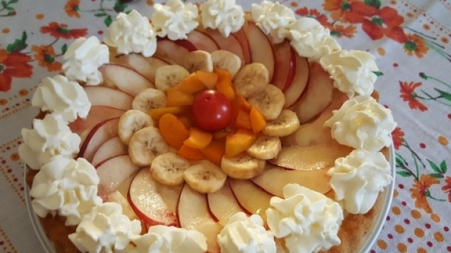 Pan di spagna alla crema guarnito con la frutta