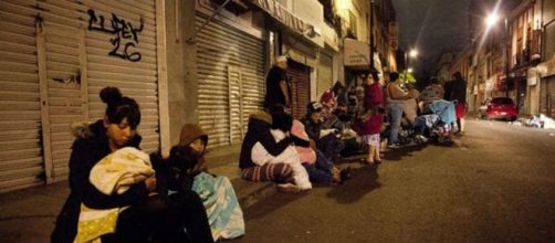 Messicani in strada dopo la violenta scossa di terremoto