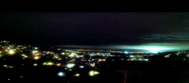 Le misteriose luci nel cielo durante il terremoto. Le misteriose luci nel cielo durante il terremoto.