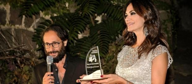Maria Grazia Cucinotta riceve il Premio alla Carriera - Foto Maurizio Scirè Maria Grazia Cucinotta riceve il Premio alla Carriera - Foto Maurizio Scirè
