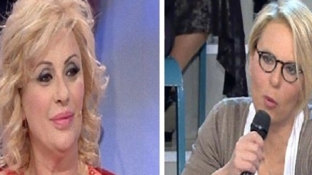 Maria fa una sorpresa a Tina Cipollari.