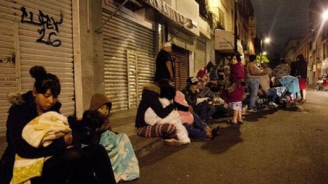 Messicani in strada dopo la violenta scossa di terremoto