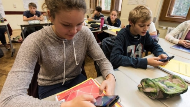 Smartphone in classe, pro e contro secondo gli insegnanti - today.it