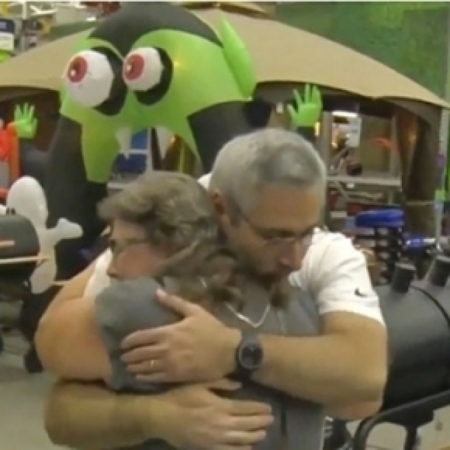 Ramon Santiago gave Pam Brekke his generator, needed for her sick father-in-law [Image: Facebook video/TODAY]