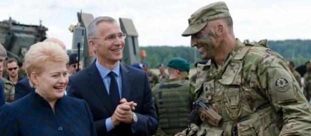 Secretarul General NATO Jens Stoltenberg în timpul participării la exercițiul militar ”Iron Wolf 2017” din Lituania - Foto: www.army.mil Secretarul General NATO Jens Stoltenberg în timpul participării la exercițiul militar ”Iron Wolf 2017” din Lituania - Foto: www.army.mil